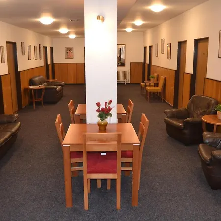 Hotel Bohemians-2
